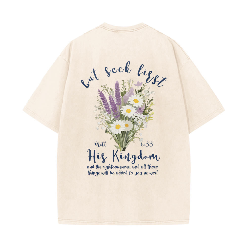 Christianartworkshop Petit bouquet de marguerites lavande, grand motif floral au dos, verset inspirant, t-shirt délavé - image 5