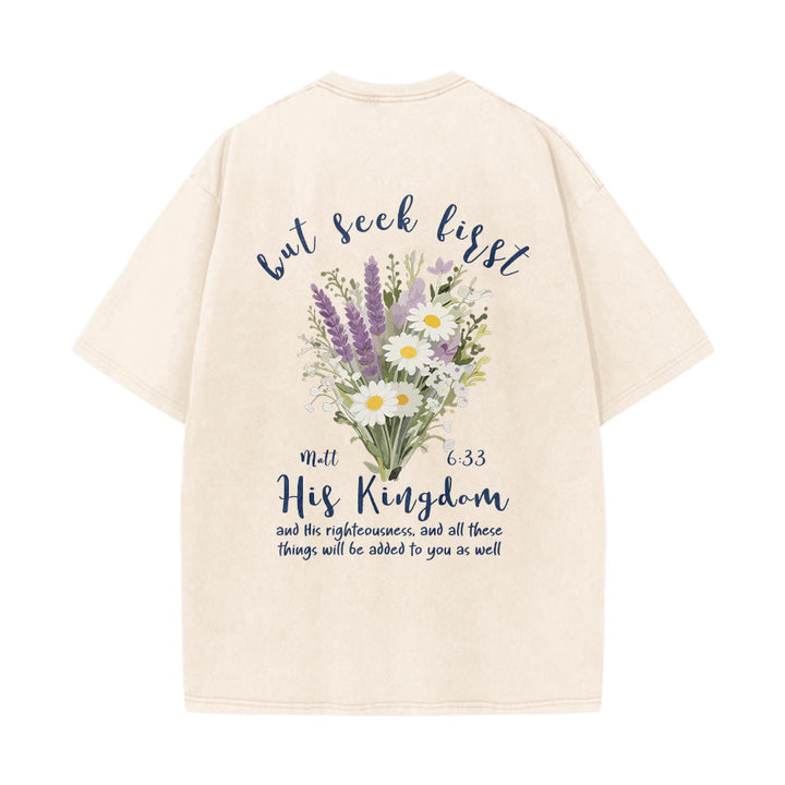 Christianartworkshop Petit bouquet de marguerites lavande, grand motif floral au dos, verset inspirant, t-shirt délavé - image 5