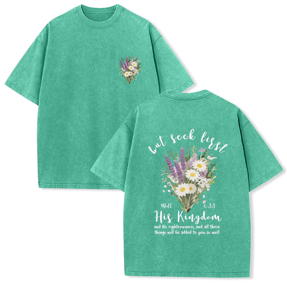 Christianartworkshop Petit bouquet de marguerites lavande, grand motif floral au dos, verset inspirant, t-shirt délavé - Vert - 5XL - image 6