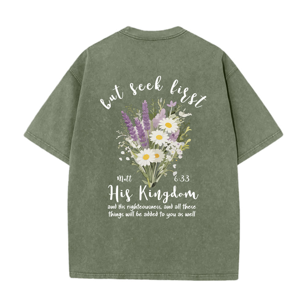 Christianartworkshop Petit bouquet de marguerites lavande, grand motif floral au dos, verset inspirant, t-shirt délavé - image 23