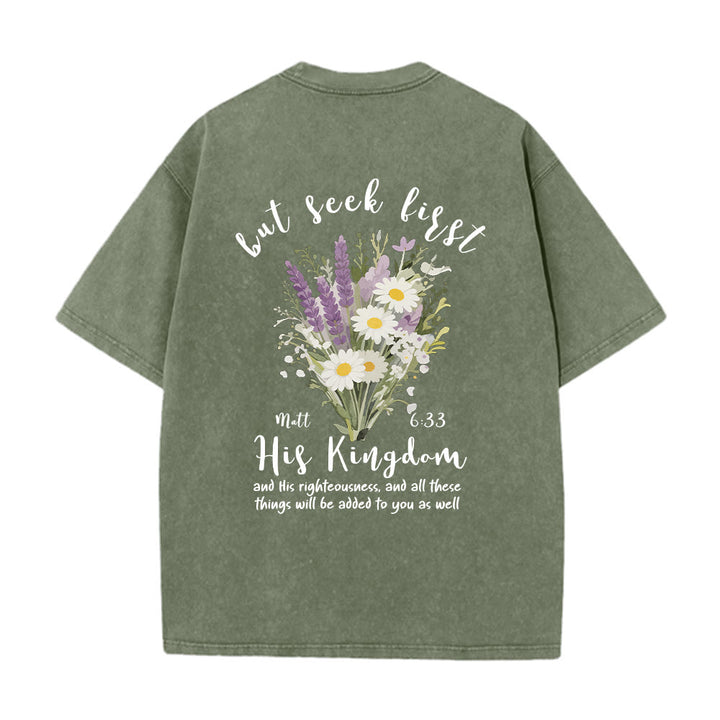 Christianartworkshop Petit bouquet de marguerites lavande, grand motif floral au dos, verset inspirant, t-shirt délavé - image 23