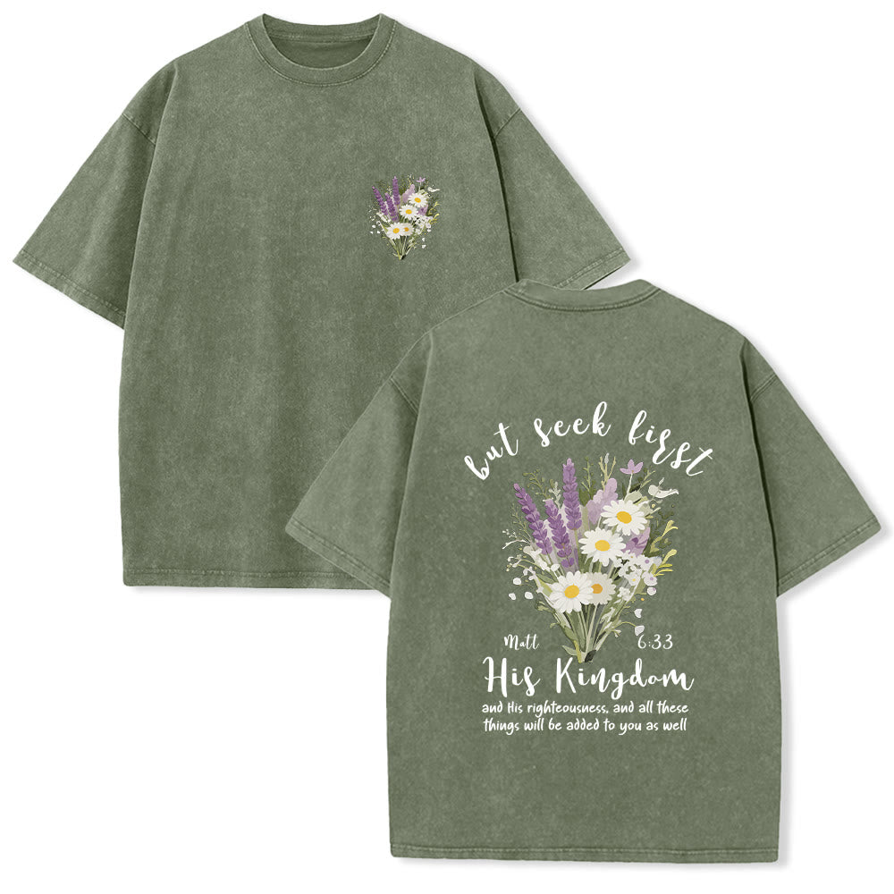 Christianartworkshop Petit bouquet de marguerites lavande, grand motif floral au dos, verset inspirant, t-shirt délavé - Vert armée - 5XL - image 21