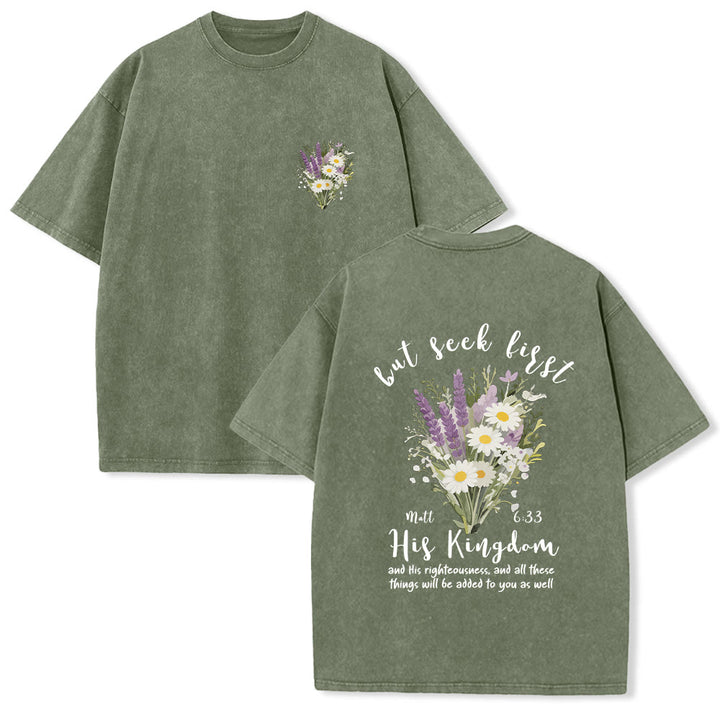 Christianartworkshop Petit bouquet de marguerites lavande, grand motif floral au dos, verset inspirant, t-shirt délavé - Vert armée - 5XL - image 21