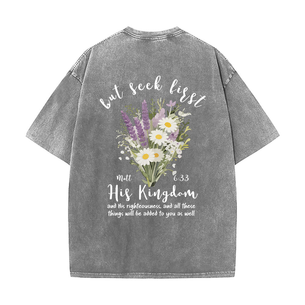 Christianartworkshop Petit bouquet de marguerites lavande, grand motif floral au dos, verset inspirant, t-shirt délavé - image 26