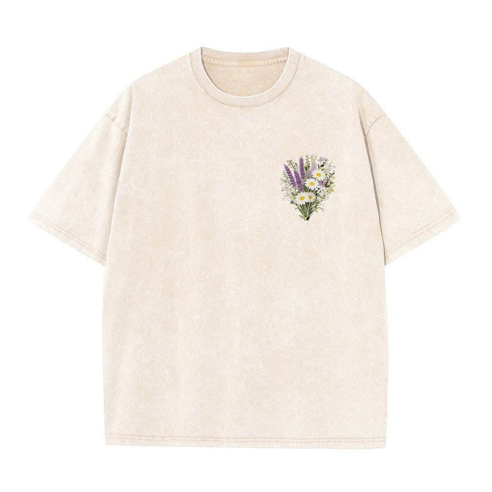 Christianartworkshop Petit bouquet de marguerites lavande, grand motif floral au dos, verset inspirant, t-shirt délavé - image 4