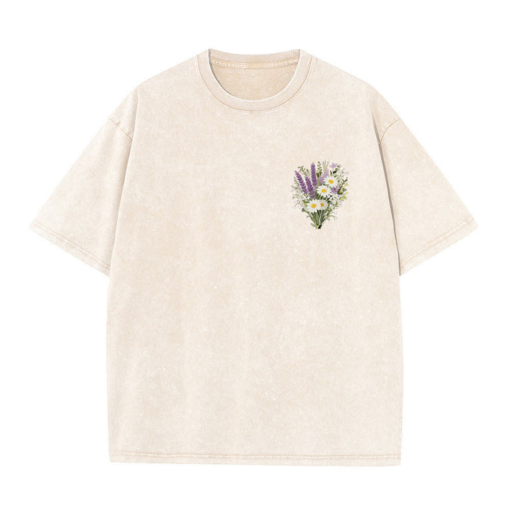 Christianartworkshop Petit bouquet de marguerites lavande, grand motif floral au dos, verset inspirant, t-shirt délavé - image 4