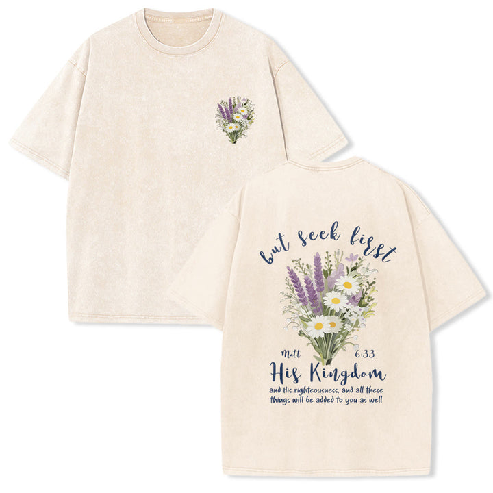 Christianartworkshop Petit bouquet de marguerites lavande, grand motif floral au dos, verset inspirant, t-shirt délavé - Beige - 5XL - image 3