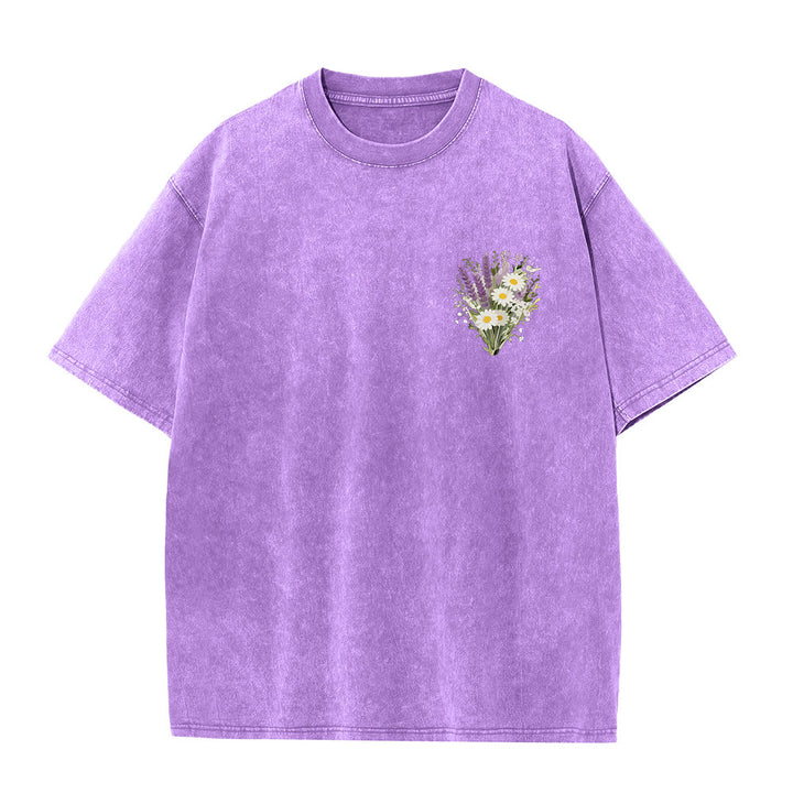 Christianartworkshop Petit bouquet de marguerites lavande, grand motif floral au dos, verset inspirant, t-shirt délavé - image 10