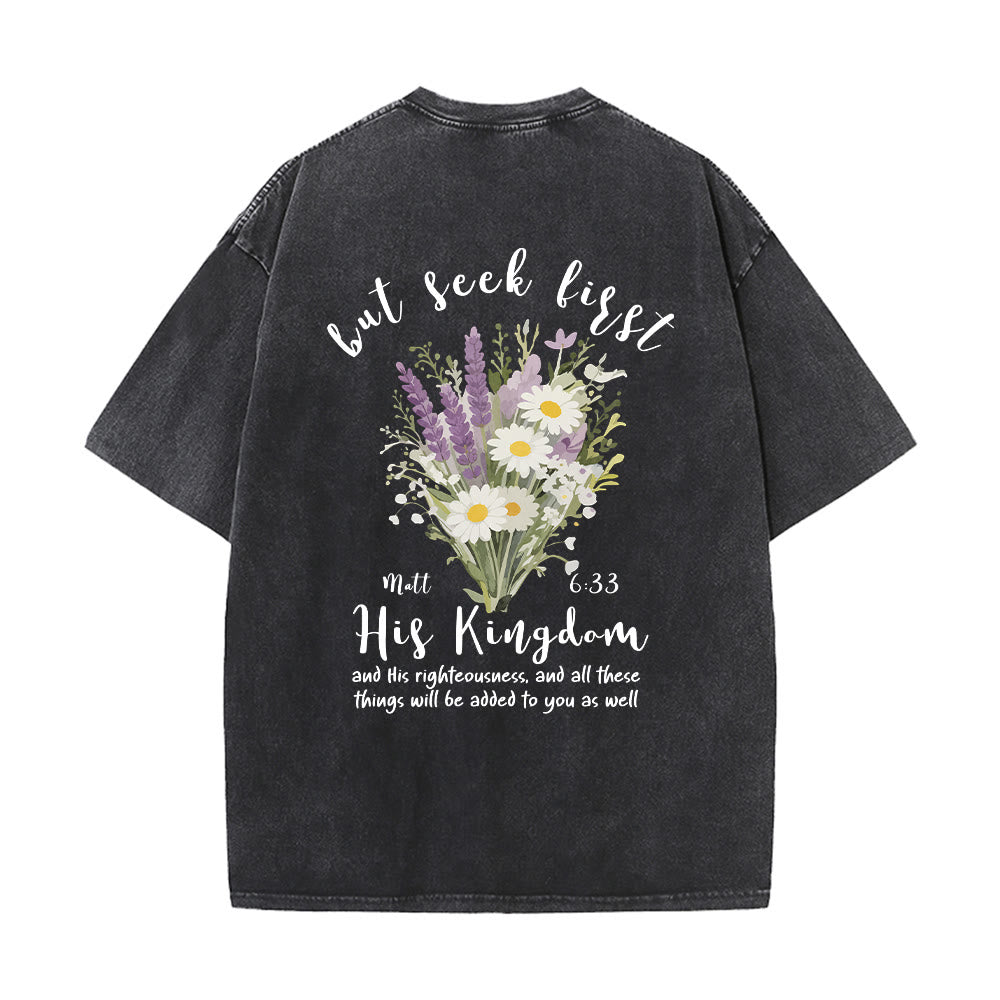 Christianartworkshop Petit bouquet de marguerites lavande, grand motif floral au dos, verset inspirant, t-shirt délavé - image 14
