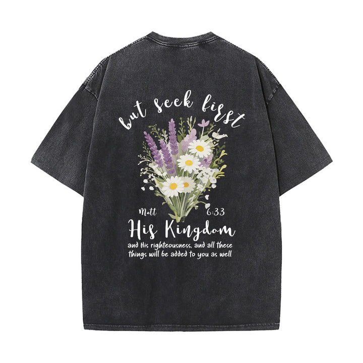 Christianartworkshop Petit bouquet de marguerites lavande, grand motif floral au dos, verset inspirant, t-shirt délavé - image 14