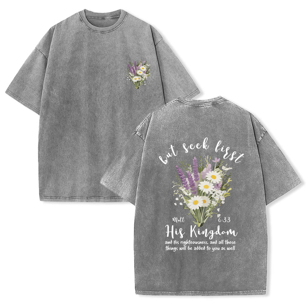 Christianartworkshop Petit bouquet de marguerites lavande, grand motif floral au dos, verset inspirant, t-shirt délavé - Gris - 5XL - image 24