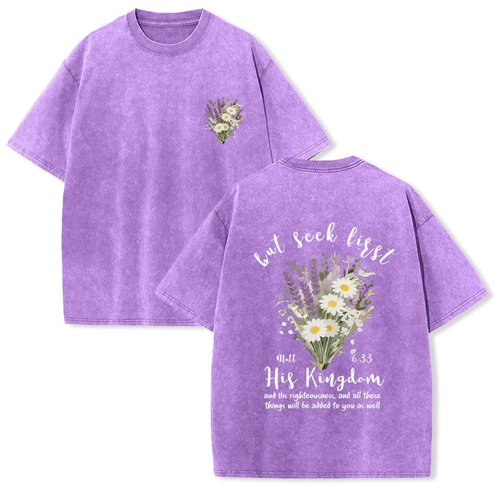 Christianartworkshop Petit bouquet de marguerites lavande, grand motif floral au dos, verset inspirant, t-shirt délavé - Violet - 5XL - image 9