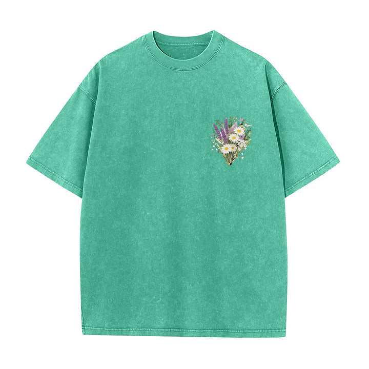 Christianartworkshop Petit bouquet de marguerites lavande, grand motif floral au dos, verset inspirant, t-shirt délavé - image 7