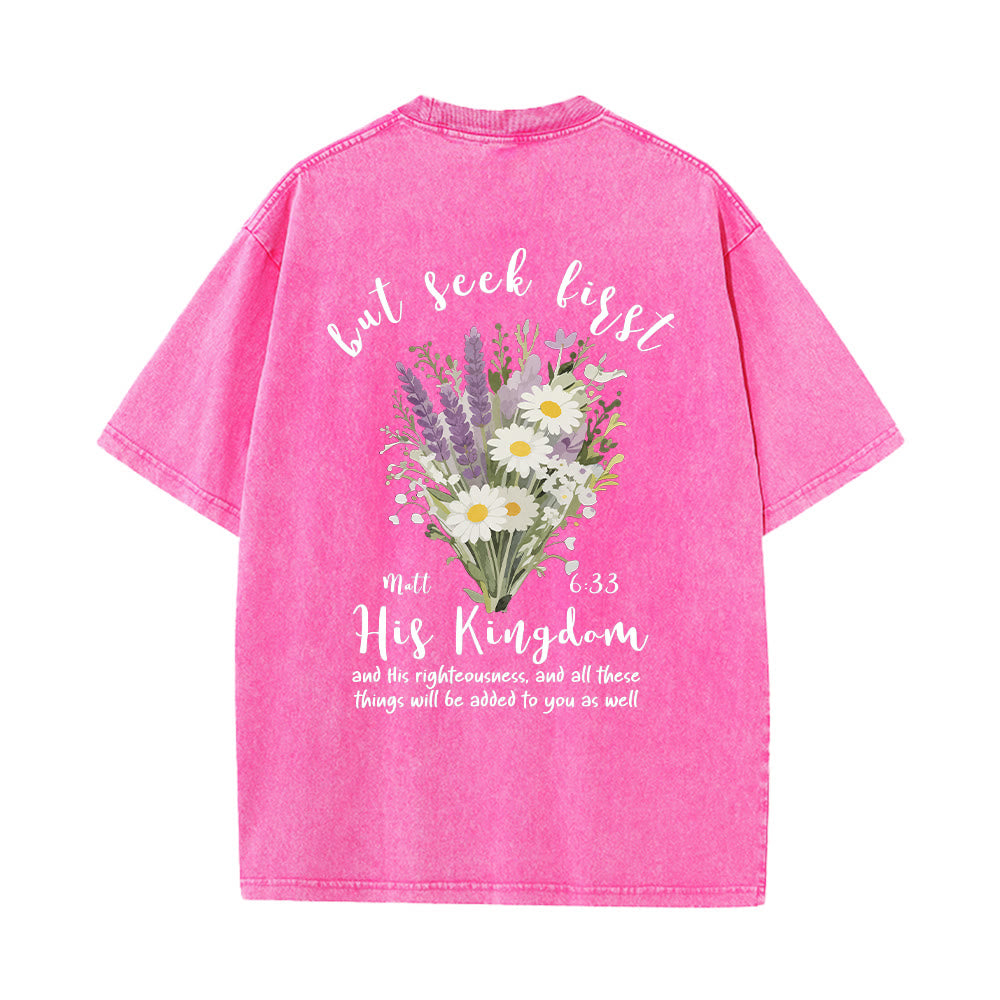 Christianartworkshop Petit bouquet de marguerites lavande, grand motif floral au dos, verset inspirant, t-shirt délavé - image 17