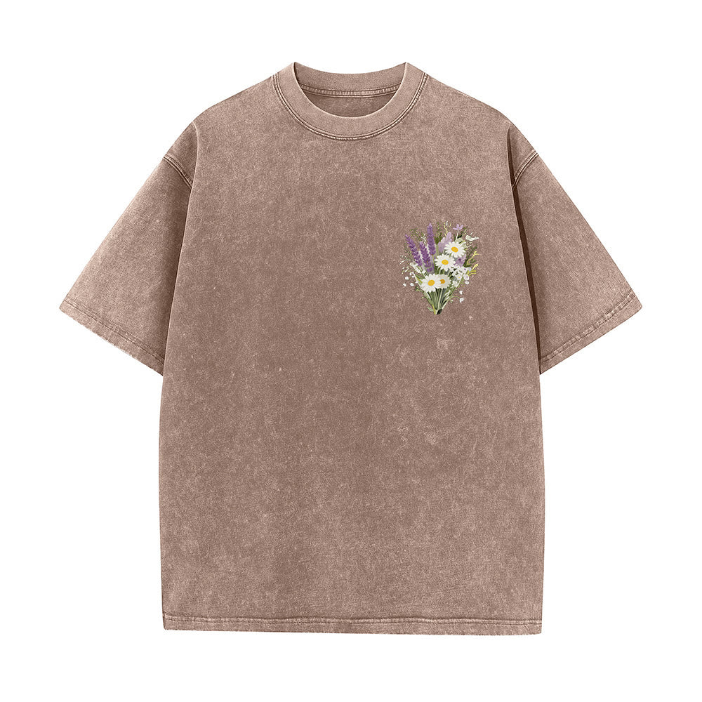 Christianartworkshop Petit bouquet de marguerites lavande, grand motif floral au dos, verset inspirant, t-shirt délavé - image 1