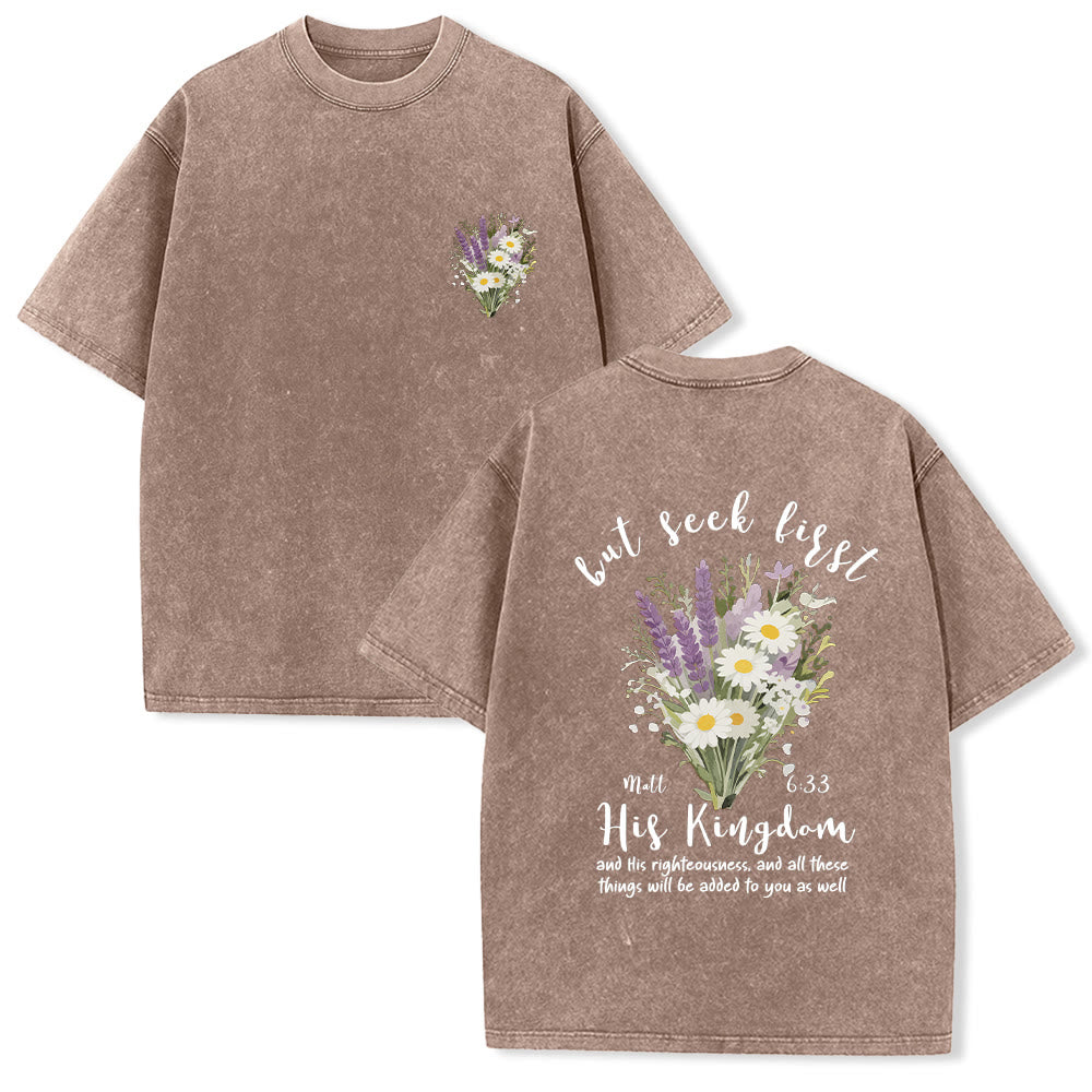 Christianartworkshop Petit bouquet de marguerites lavande, grand motif floral au dos, verset inspirant, t-shirt délavé - Brun - 5XL - image 0