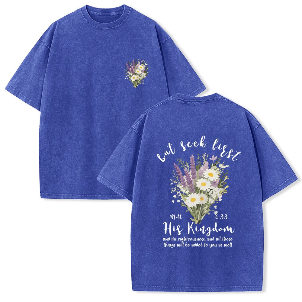 Christianartworkshop Petit bouquet de marguerites lavande, grand motif floral au dos, verset inspirant, t-shirt délavé - Bleu - 5XL - image 18