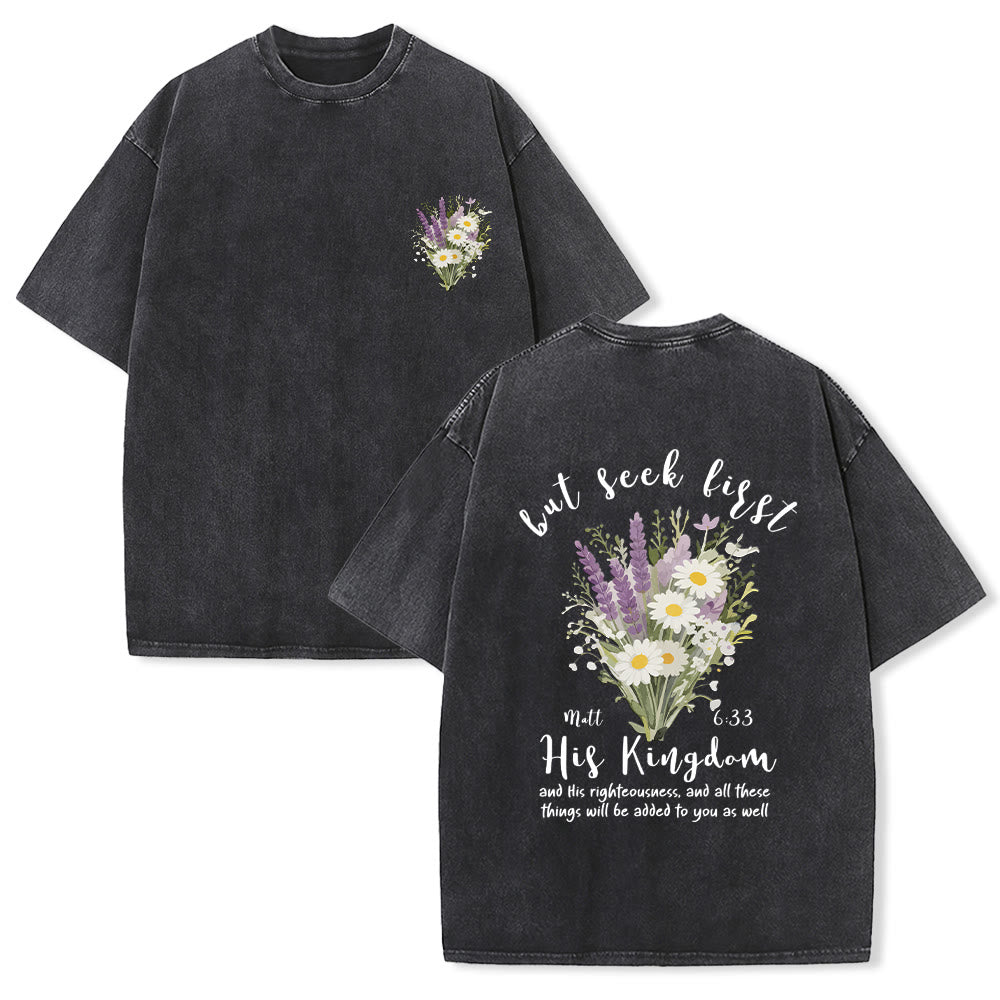 Christianartworkshop Petit bouquet de marguerites lavande, grand motif floral au dos, verset inspirant, t-shirt délavé - Noir - 5XL - image 12