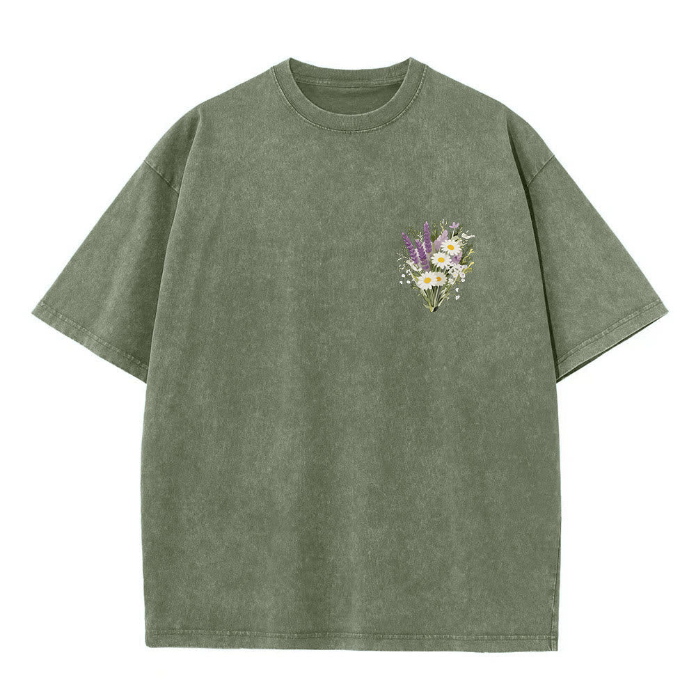 Christianartworkshop Petit bouquet de marguerites lavande, grand motif floral au dos, verset inspirant, t-shirt délavé - image 22