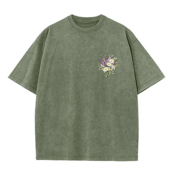 Christianartworkshop Petit bouquet de marguerites lavande, grand motif floral au dos, verset inspirant, t-shirt délavé - image 22