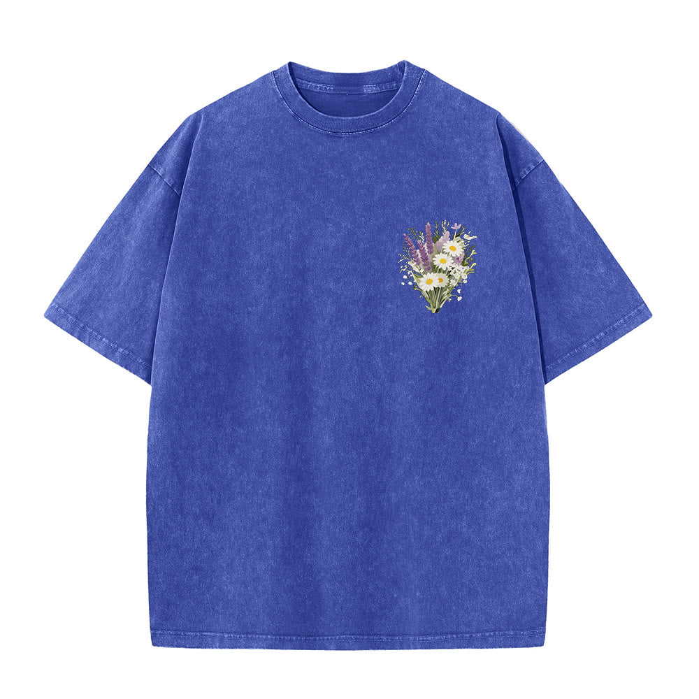 Christianartworkshop Petit bouquet de marguerites lavande, grand motif floral au dos, verset inspirant, t-shirt délavé - image 19
