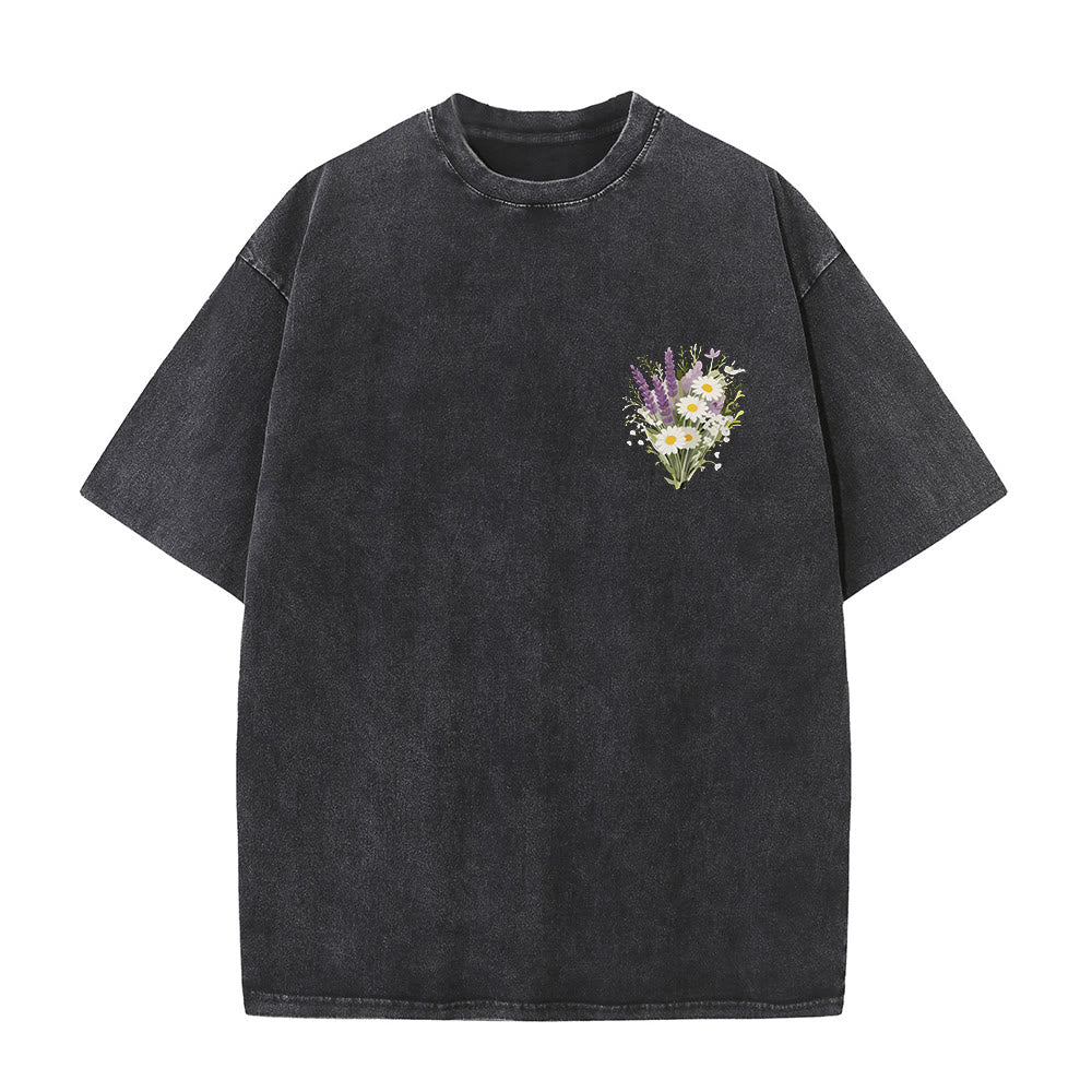 Christianartworkshop Petit bouquet de marguerites lavande, grand motif floral au dos, verset inspirant, t-shirt délavé - image 13