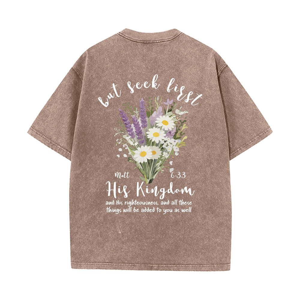 Christianartworkshop Petit bouquet de marguerites lavande, grand motif floral au dos, verset inspirant, t-shirt délavé - image 2