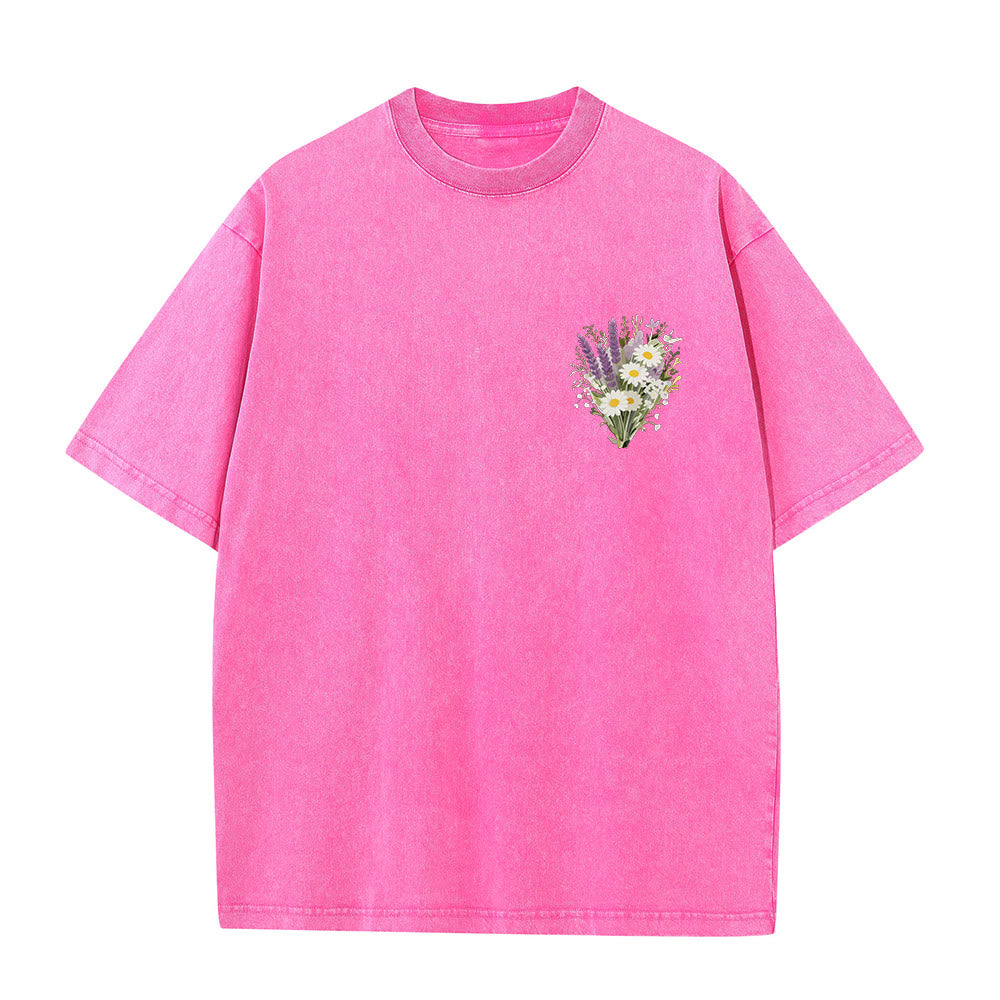 Christianartworkshop Petit bouquet de marguerites lavande, grand motif floral au dos, verset inspirant, t-shirt délavé - image 16