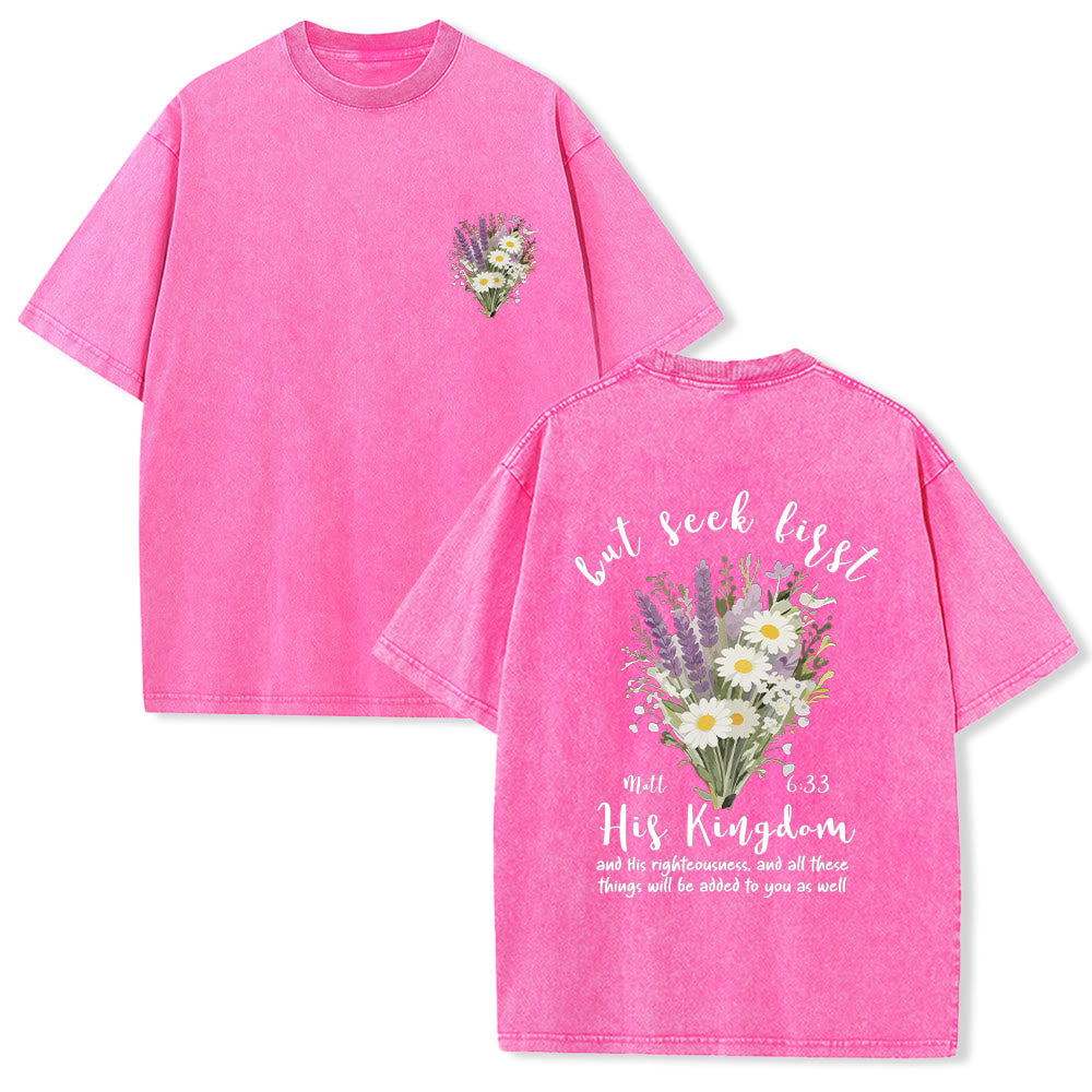 Christianartworkshop Petit bouquet de marguerites lavande, grand motif floral au dos, verset inspirant, t-shirt délavé - Rose - 5XL - image 15