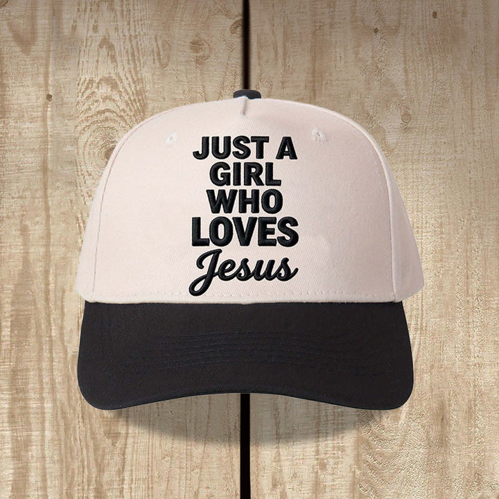 Christianartworkshop Juste une fille qui aime les impressions verticales à police mixte sur le devant Casquette de baseball ajustable - Noir - image 1