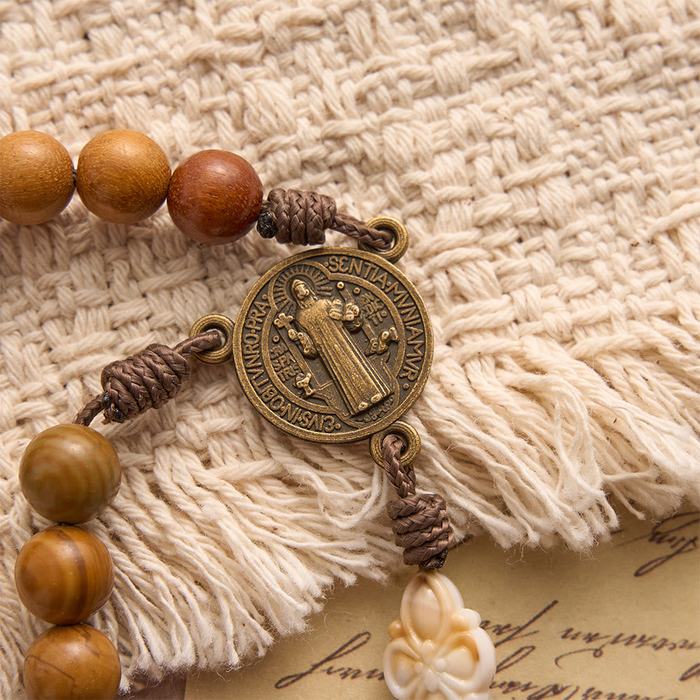 Christianartworkshop Chapelet en cordon de perles de bois de santal vert naturel avec médaille de saint Benoît et crucifix à cadre floral - image 6