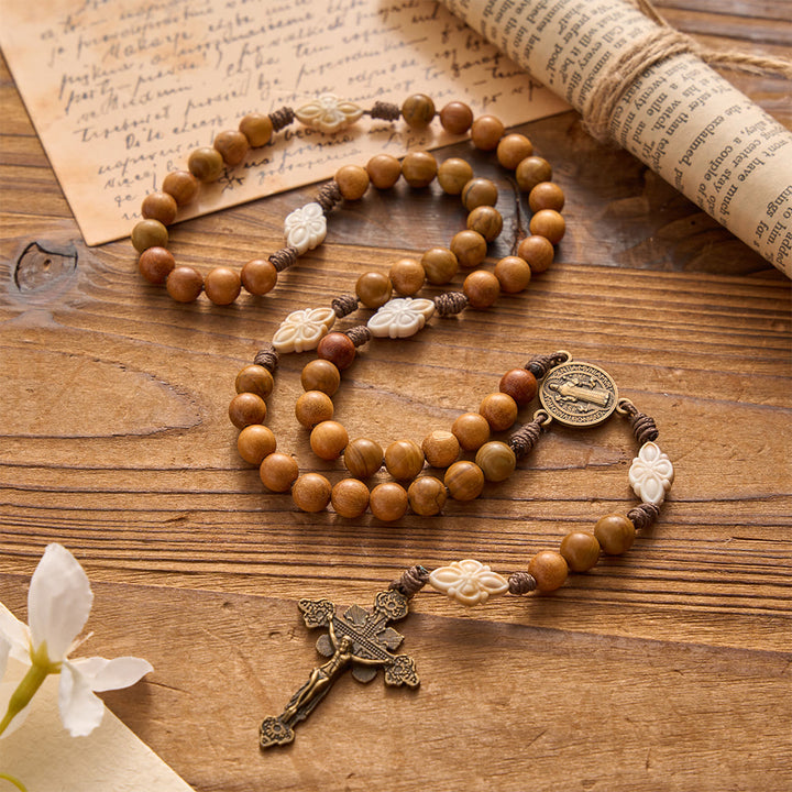 Christianartworkshop Chapelet en cordon de perles de bois de santal vert naturel avec médaille de saint Benoît et crucifix à cadre floral - image 3