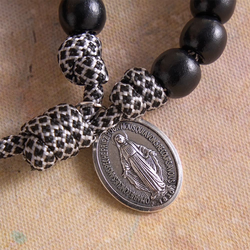 Christianartworkshop Chapelet sacré en paracorde noire mate à 15 dizaines de perles, orné de motifs floraux sculptés - image 6