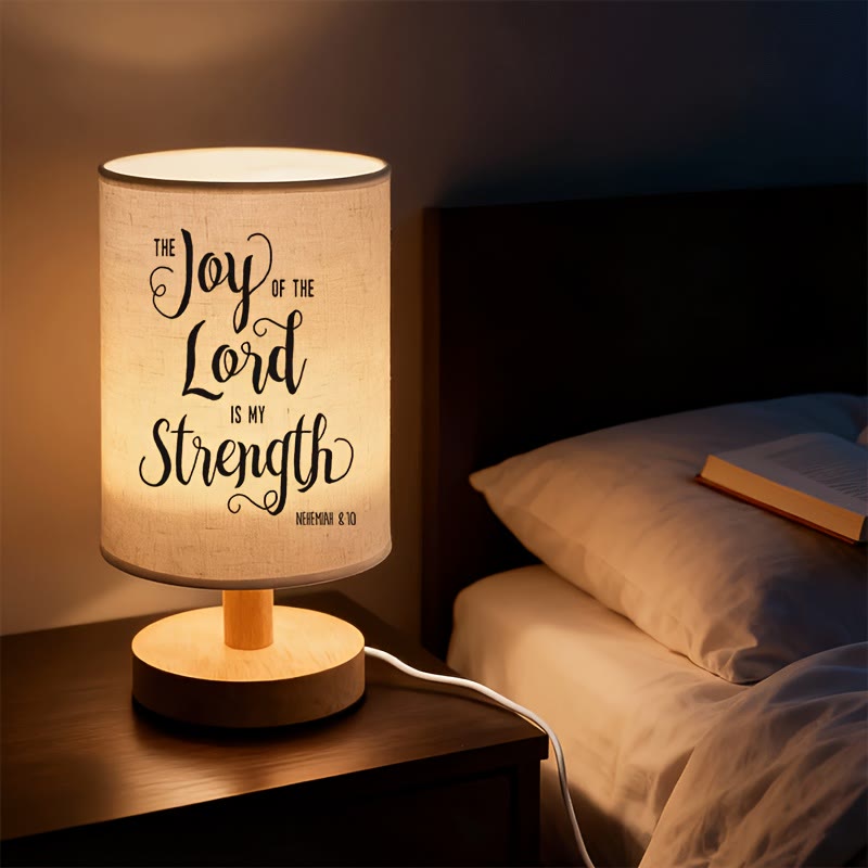 Christianartworkshop Lampe de table avec pied en bois naturel et abat-jour en tissu. Verset biblique : « La joie du Seigneur est ma force ». Source de paix spirituelle nocturne. - Néhémie 8:10 - image 0