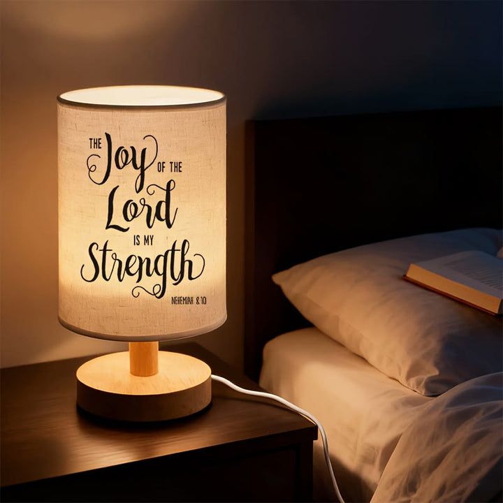 Christianartworkshop Lampe de table avec pied en bois naturel et abat-jour en tissu. Verset biblique : « La joie du Seigneur est ma force ». Source de paix spirituelle nocturne. - Néhémie 8:10 - image 0