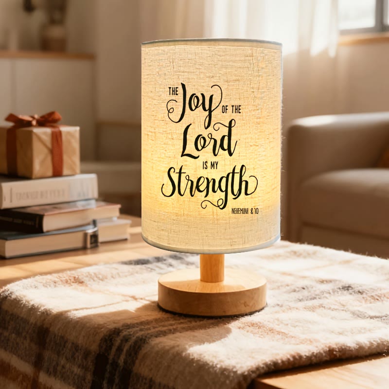 Christianartworkshop Lampe de table avec pied en bois naturel et abat-jour en tissu. Verset biblique : « La joie du Seigneur est ma force ». Source de paix spirituelle nocturne. - image 3