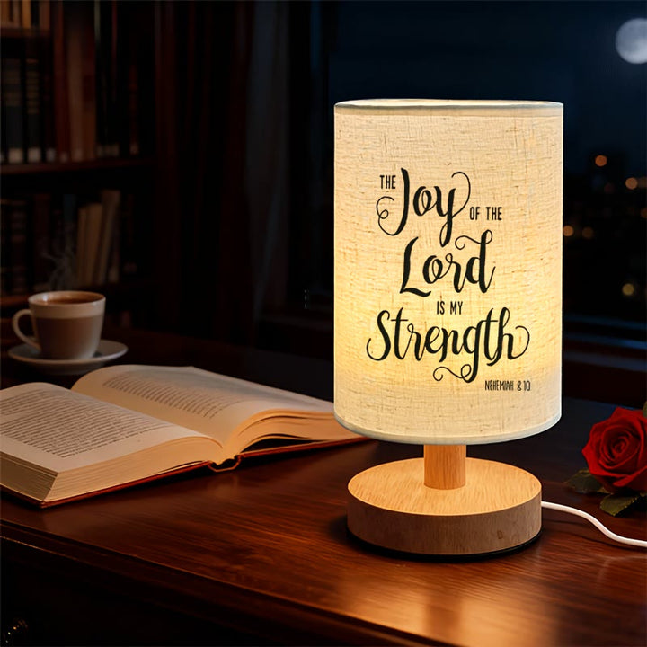 Christianartworkshop Lampe de table avec pied en bois naturel et abat-jour en tissu. Verset biblique : « La joie du Seigneur est ma force ». Source de paix spirituelle nocturne. - image 2