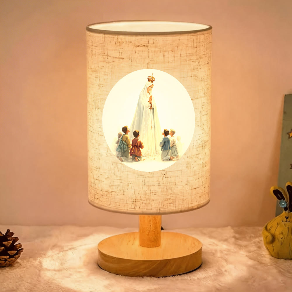 Christianartworkshop Lampe de table avec pied en bois naturel et abat-jour en tissu, motif Notre-Dame aux enfants : porteuse de douces bénédictions protectrices nocturnes - Notre Dame - image 0