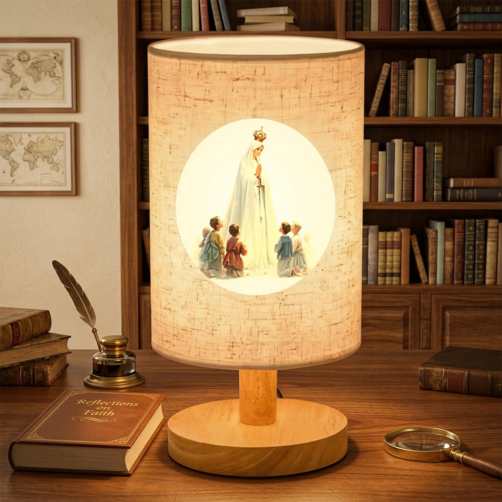 Christianartworkshop Lampe de table avec pied en bois naturel et abat-jour en tissu, motif Notre-Dame aux enfants : porteuse de douces bénédictions protectrices nocturnes - image 3