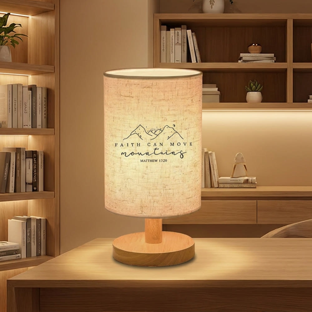 Christianartworkshop Lampe de table avec pied en bois naturel et abat-jour en tissu. Illustration de montagne et verset biblique : une source d’inspiration et d’espoir pour une nuit paisible. - image 1