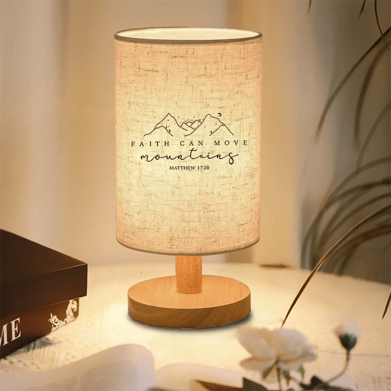 Christianartworkshop Lampe de table avec pied en bois naturel et abat-jour en tissu. Illustration de montagne et verset biblique : une source d’inspiration et d’espoir pour une nuit paisible. - Matthieu 17:20 - image 0