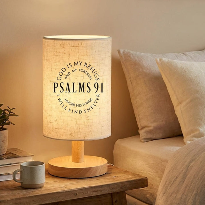 Christianartworkshop Lampe de table ronde avec pied en bois naturel et abat-jour en tissu, ornée du verset biblique « Psaume 91 : Dieu est mon refuge » : un havre de paix et de chaleur pour la nuit. - image 1