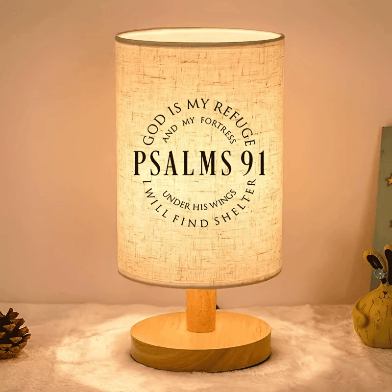 Christianartworkshop Lampe de table ronde avec pied en bois naturel et abat-jour en tissu, ornée du verset biblique « Psaume 91 : Dieu est mon refuge » : un havre de paix et de chaleur pour la nuit. - Psaume 91 - image 0