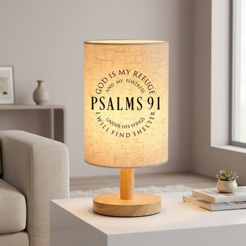 Christianartworkshop Lampe de table ronde avec pied en bois naturel et abat-jour en tissu, ornée du verset biblique « Psaume 91 : Dieu est mon refuge » : un havre de paix et de chaleur pour la nuit. - image 3