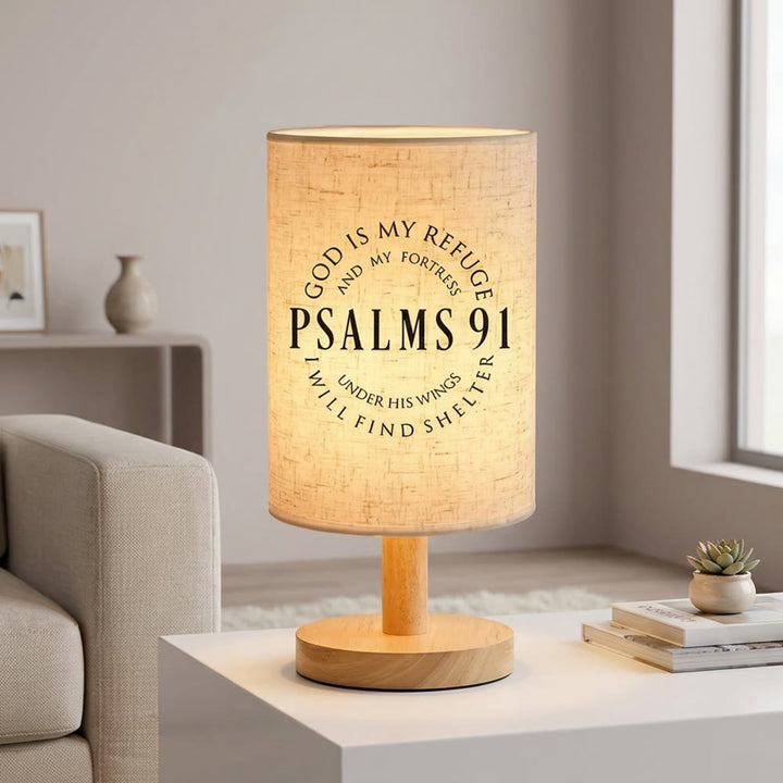 Christianartworkshop Lampe de table ronde avec pied en bois naturel et abat-jour en tissu, ornée du verset biblique « Psaume 91 : Dieu est mon refuge » : un havre de paix et de chaleur pour la nuit. - image 3