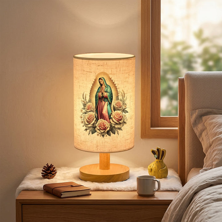 Christianartworkshop Lampe de table avec pied en bois naturel et abat-jour en tissu, représentant Notre-Dame de Guadalupe entourée de roses : porteuse de douces bénédictions protectrices nocturnes. - image 2