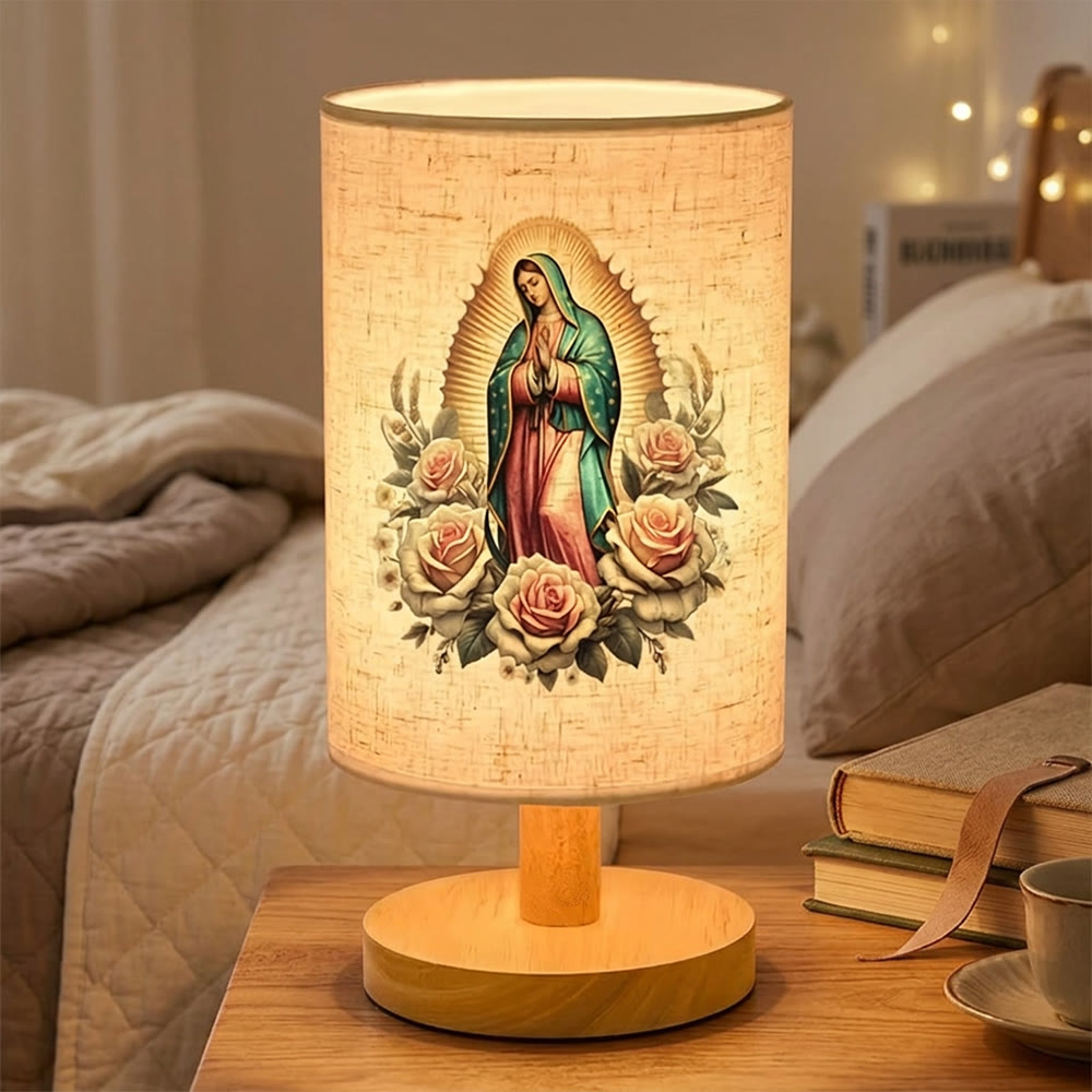 Christianartworkshop Lampe de table avec pied en bois naturel et abat-jour en tissu, représentant Notre-Dame de Guadalupe entourée de roses : porteuse de douces bénédictions protectrices nocturnes. - image 1