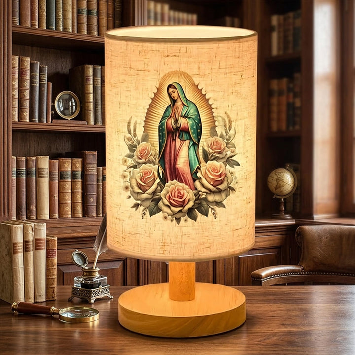 Christianartworkshop Lampe de table avec pied en bois naturel et abat-jour en tissu, représentant Notre-Dame de Guadalupe entourée de roses : porteuse de douces bénédictions protectrices nocturnes. - image 4