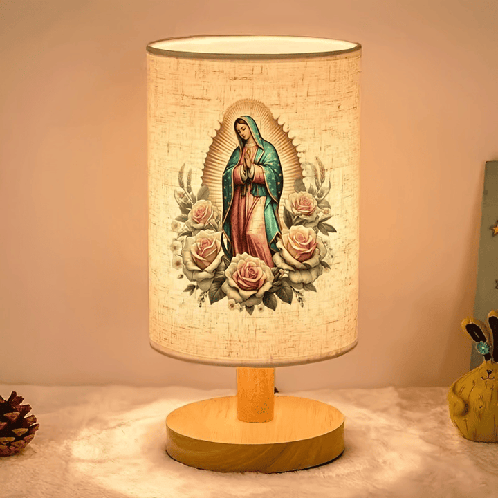 Christianartworkshop Lampe de table avec pied en bois naturel et abat-jour en tissu, représentant Notre-Dame de Guadalupe entourée de roses : porteuse de douces bénédictions protectrices nocturnes. - Notre-Dame de Guadalupe - image 0
