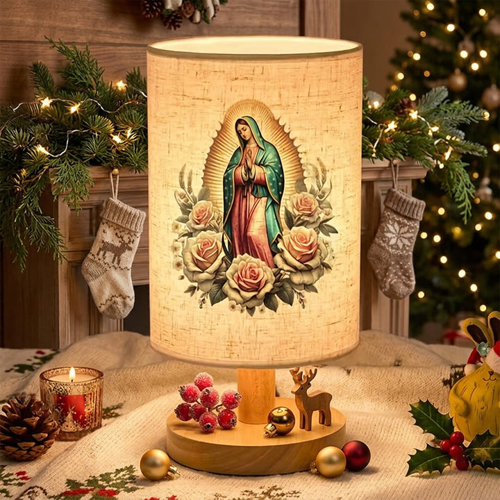 Christianartworkshop Lampe de table avec pied en bois naturel et abat-jour en tissu, représentant Notre-Dame de Guadalupe entourée de roses : porteuse de douces bénédictions protectrices nocturnes. - image 5